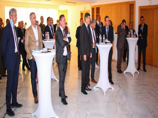 consécration du principe de partenariat avec les différents acteurs du secteur des technologies de la communication