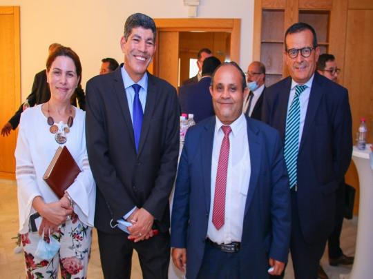 consécration du principe de partenariat avec les différents acteurs du secteur des technologies de la communication